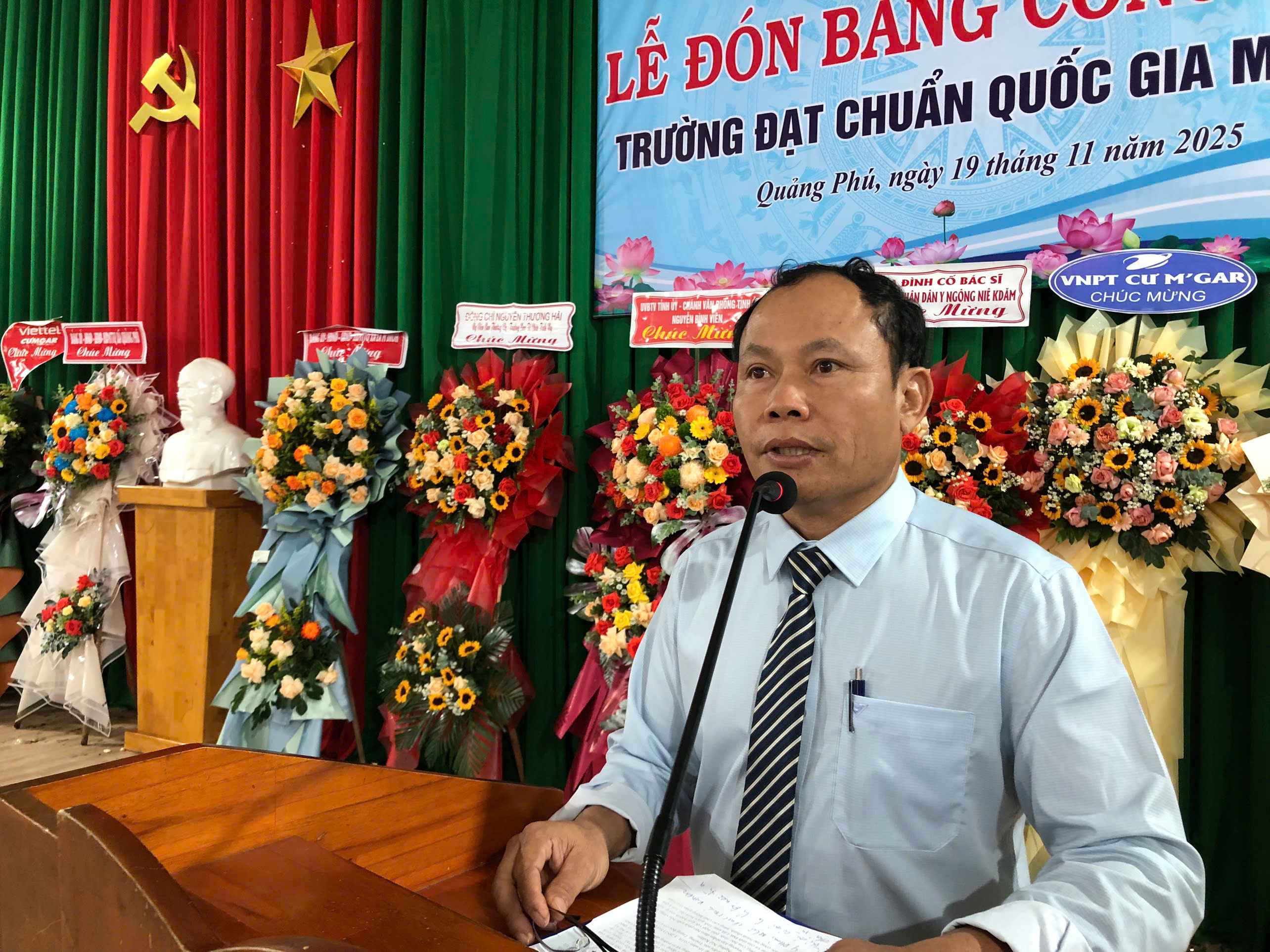 Hiệu trưởng nhà trường báo cáo kết quả